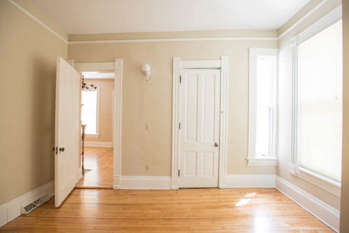 1702 E. Bradford, 3 Bedroom, Upper Flat with Central Air - Image 12