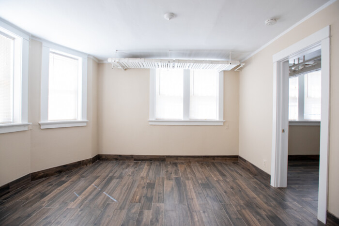 1704 E Locust, 2 Bedroom Garden Apartment Available 8/16 or 9/1 $300 OFF FIRST MONTH'S RENT - Image 4