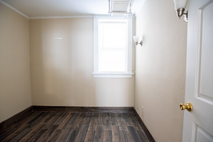 1704 E Locust, 2 Bedroom Garden Apartment Available 8/16 or 9/1 $300 OFF FIRST MONTH'S RENT - Image 11