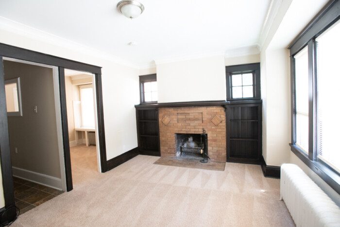 1802 E Linnwood, 1 Bedroom Apartment (Carpeting) - Image 2