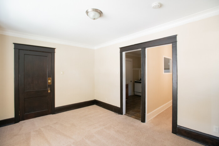 1802 E Linnwood, 1 Bedroom Apartment (Carpeting) - Image 4