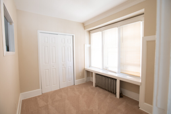 1802 E Linnwood, 1 Bedroom Apartment (Carpeting) - Image 6