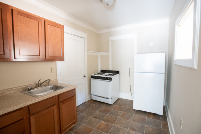 1802 E Linnwood, 1 Bedroom Apartment (Carpeting) - Image 9