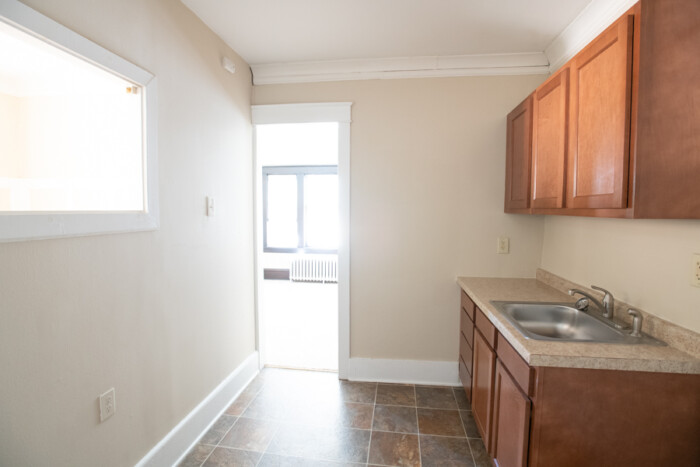 1802 E Linnwood, 1 Bedroom Apartment (Carpeting) - Image 10