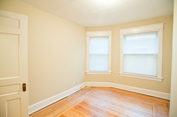 2216 E Ivanhoe, 2 Bedroom Apartment, Heat Included, Eastside - Image 9