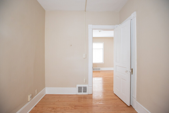 2429 N. Farwell, 3 Bedroom Lower Flat - Image 9