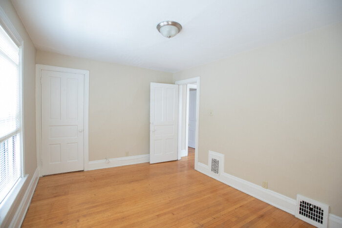 2726 N. Murray, 2 Bedroom Flat - Image 9