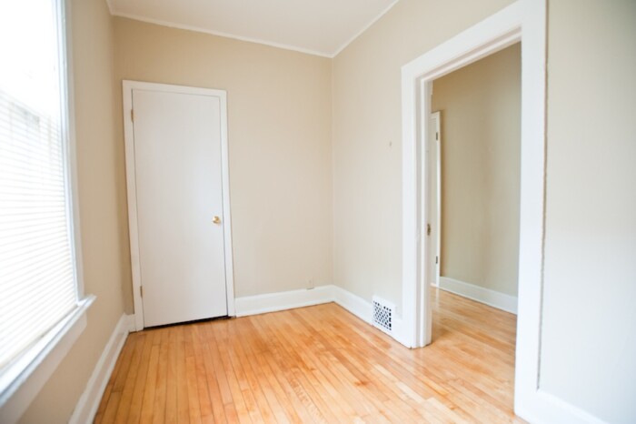 3221 N. Newhall, 2 Bedroom Lower Flat - Image 6