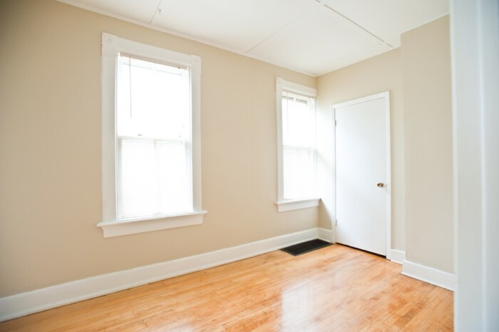 3221 N. Newhall, 2 Bedroom Lower Flat - Image 8