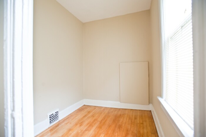 3221 N. Newhall, 2 Bedroom Lower Flat - Image 12