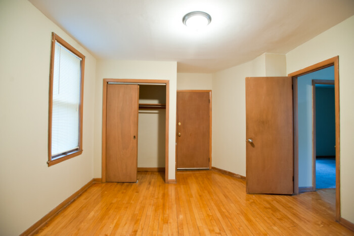 3221A N. Newhall, Upper 2 Bedroom Flat - Image 3