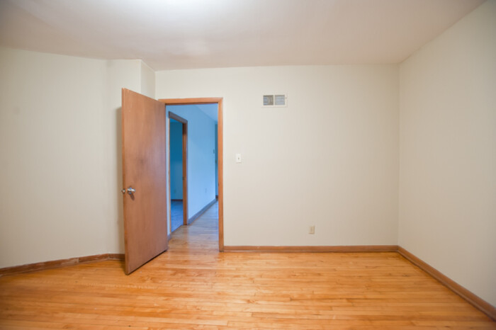 3221A N. Newhall, Upper 2 Bedroom Flat - Image 4