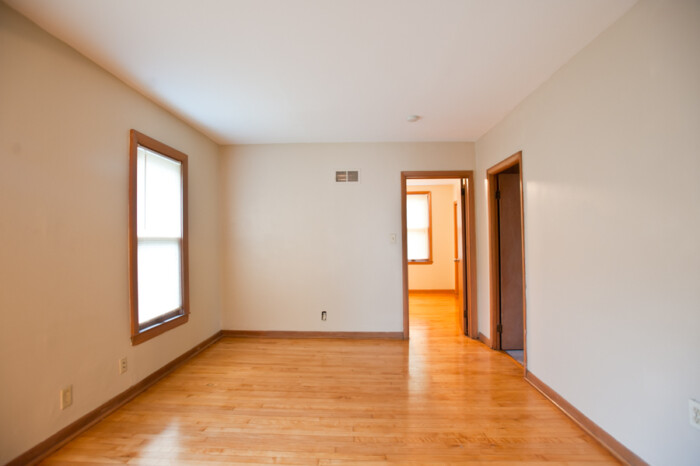 3221A N. Newhall, Upper 2 Bedroom Flat - Image 8