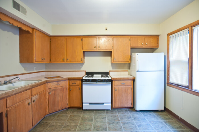 3221A N. Newhall, Upper 2 Bedroom Flat - Image 10