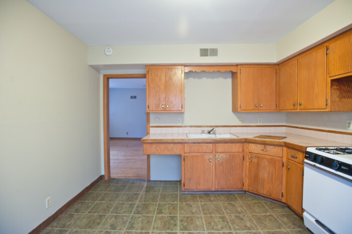 3221A N. Newhall, Upper 2 Bedroom Flat - Image 11