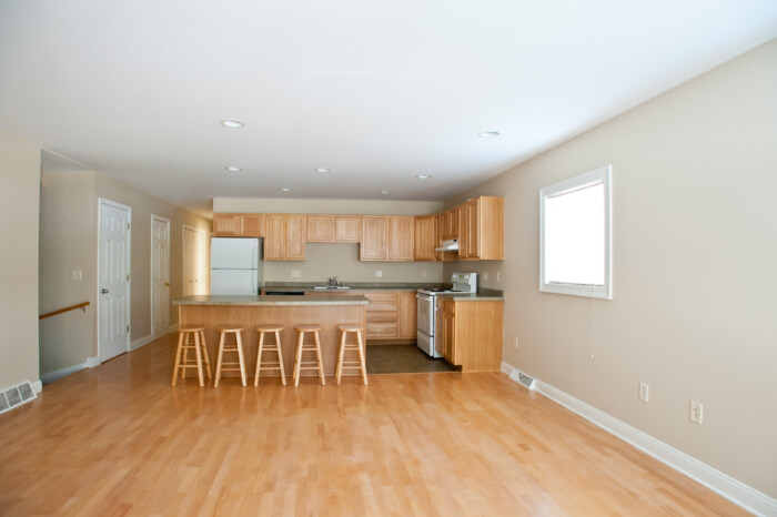 3257 N. Oakland, 4 Bedroom, 2 & 1/2 Bath, Lower Flat, Central Air - Image 2