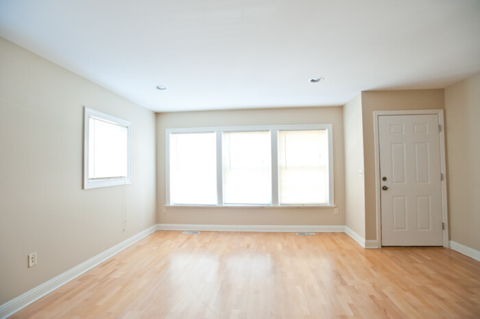 3257 N. Oakland, 4 Bedroom, 2 & 1/2 Bath, Lower Flat, Central Air - Image 3