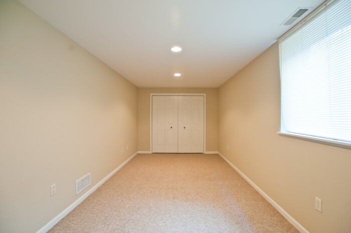 3257 N. Oakland, 4 Bedroom, 2 & 1/2 Bath, Lower Flat, Central Air - Image 28