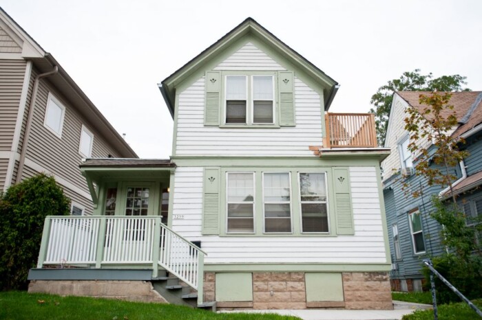 3259 N. Oakland Ave, 4 Bedroom, 2 Bath, Single Family House, Central Air, UWM/Eastside